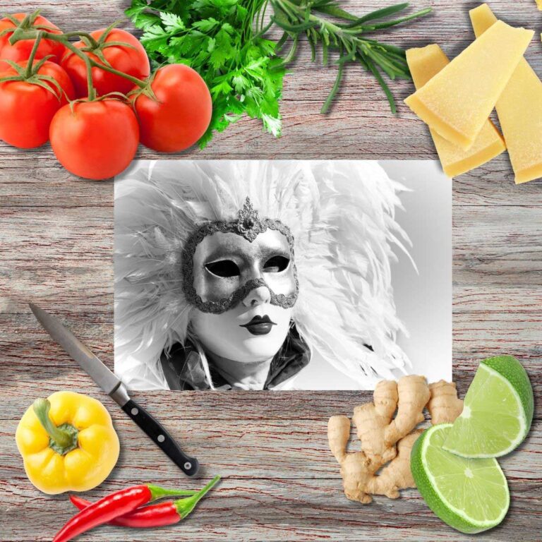 Gefiederte Maske Schneidebrett aus Glas